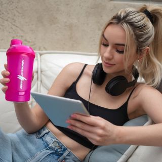 „Ružový shaker — tvoj štýlový parťák na každý tréning.“ „Každý dúšok s dávkou motivácie. 🩷“ „Štýl a výkon v jednom...